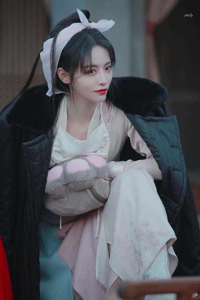 Giật m&igrave;nh với nhan sắc đ&aacute;ng sợ của chị g&aacute;i C&uacute;c Tịnh Y, make up lố đến cứng đơ gấp trăm lần c&ocirc; em ở phim mới - Ảnh 4.