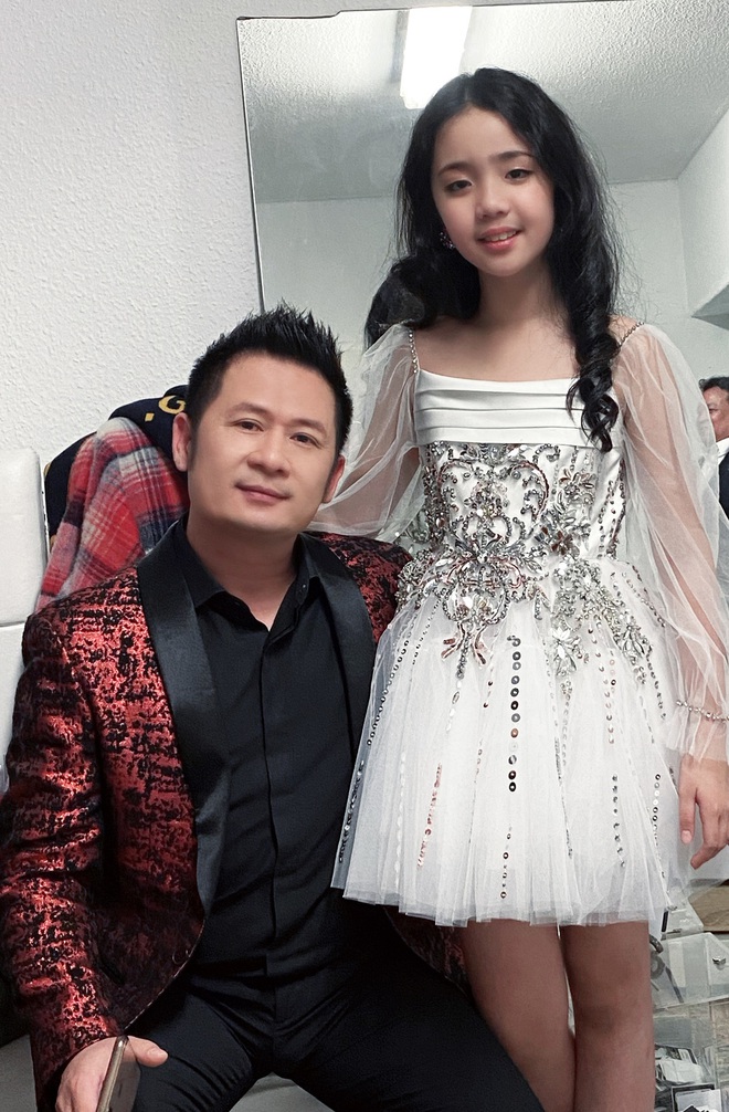 Sợ con bị c&acirc;m, mẹ cuống cuồng l&agrave;m một việc, b&eacute; lớn l&ecirc;n h&aacute;t hay, n&oacute;i 3 ngoại ngữ - Ảnh 5.