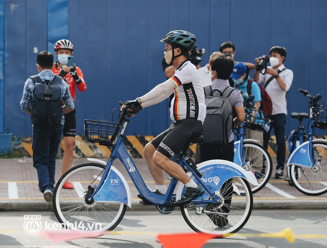 Xe đạp công cộng có tính phí ở TP.HCM chính thức hoạt động: Bạn trẻ hào hứng bỏ tiền thuê đi dạo ngắm cảnh - Ảnh 13.