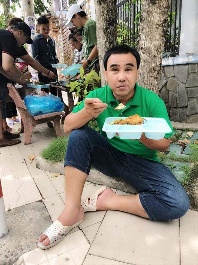 Hé lộ bữa ăn bất ngờ của MC giàu nhất Việt Nam Quyền Linh: Cơm rau đạm bạc, ngồi một góc mà ăn vội - Ảnh 3.