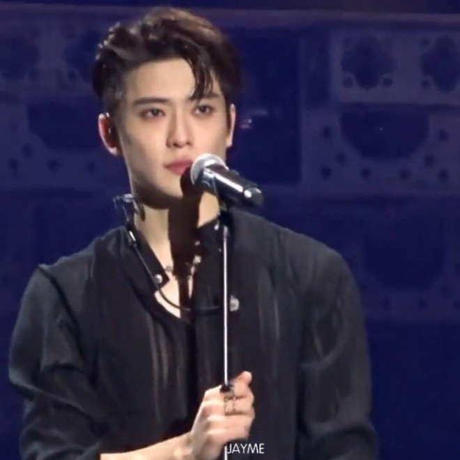 Nam idol SM mang giường lên sân khấu nằm hát như ở nhà, còn có động tác vũ đạo 18+ nóng bỏng mắt - Ảnh 4.