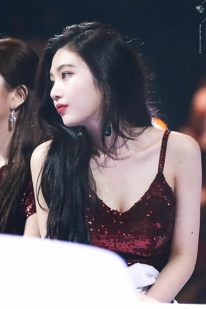 Cứ mỗi dịp cuối năm, nữ idol Kpop n&agrave;y lại khiến d&acirc;n t&igrave;nh đảo đi&ecirc;n trước vẻ n&oacute;ng bỏng nghẹt thở! - Ảnh 10.