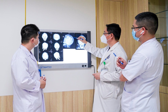 B&eacute; 16 th&aacute;ng tuổi mắc dị tật hộp sọ hiếm gặp: Mẹ chấp nhận mọi rủi ro, điều kỳ diệu đ&atilde; đến - Ảnh 2.