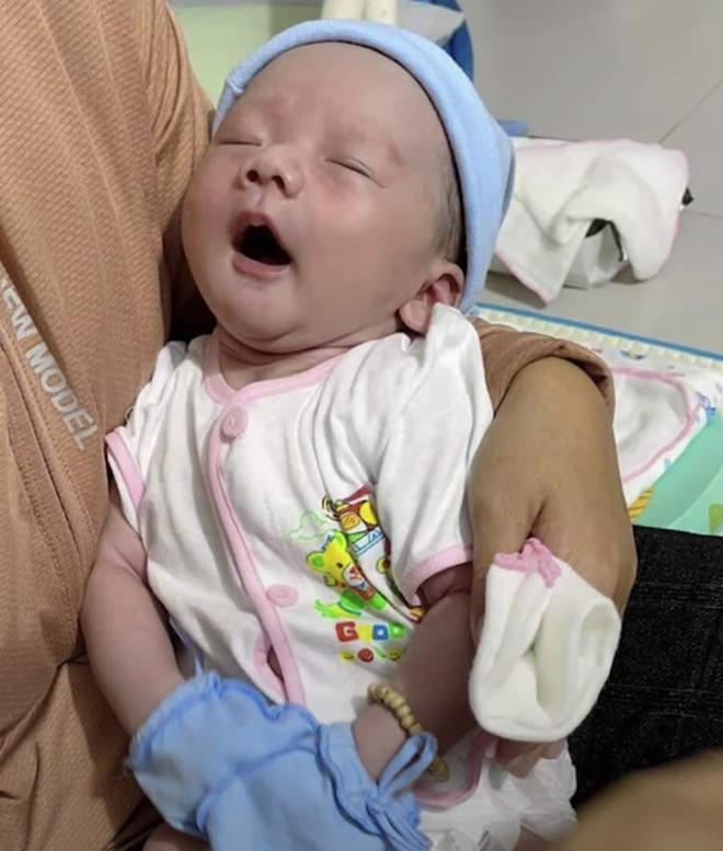 B&eacute; sơ sinh bị bỏ rơi ở khu nh&agrave; gi&agrave;u, duy&ecirc;n số trở th&agrave;nh con chị lao c&ocirc;ng ngh&egrave;o - Ảnh 1.