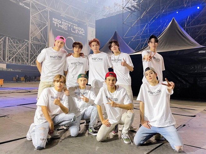 Nam idol SM mang giường lên sân khấu nằm hát như ở nhà, còn có động tác vũ đạo 18+ nóng bỏng mắt - Ảnh 1.