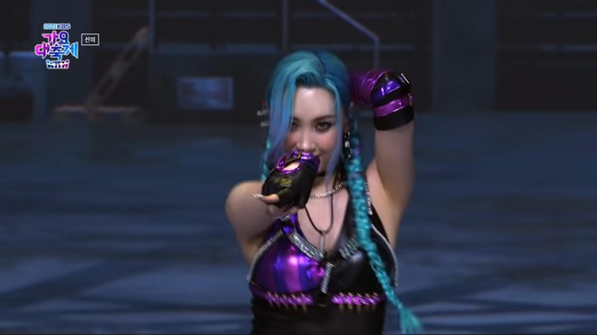 Nữ hoàng sexy Kpop Sunmi cosplay Jinx đầy bốc lửa tham gia lễ hội âm nhạc cuối năm của đài KBS - Ảnh 3.