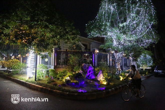 Ảnh: Khu nhà giàu Sài Gòn trang hoàng rực rỡ cho những căn biệt thự triệu USD để đón Noel và năm mới 2022 - Ảnh 12.