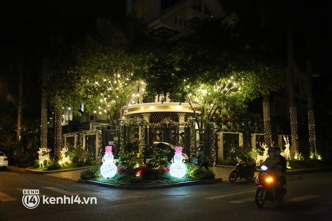 Ảnh: Khu nhà giàu Sài Gòn trang hoàng rực rỡ cho những căn biệt thự triệu USD để đón Noel và năm mới 2022 - Ảnh 15.