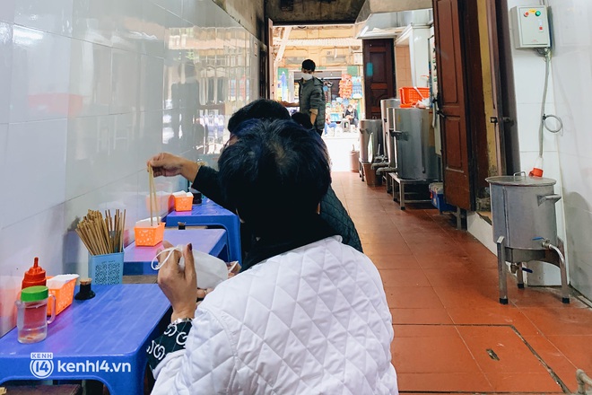 2 hàng phở bò không ăn chanh ở Hà Nội: Mỗi nơi một vẻ khiến dân tình không ngừng tranh cãi xem quán nào ngon hơn - Ảnh 3.