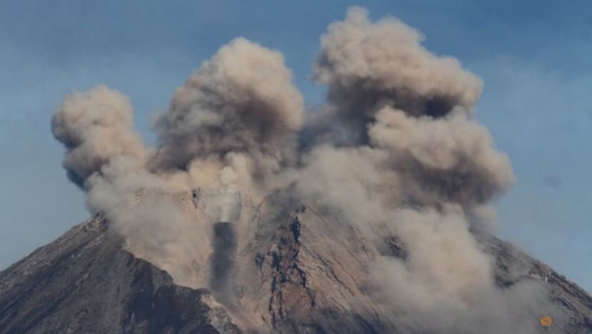 N&uacute;i lửa Semeru ở Indonesia phun tr&agrave;o, tạo ra cột tro bụi cao gần 2km - Ảnh 1.