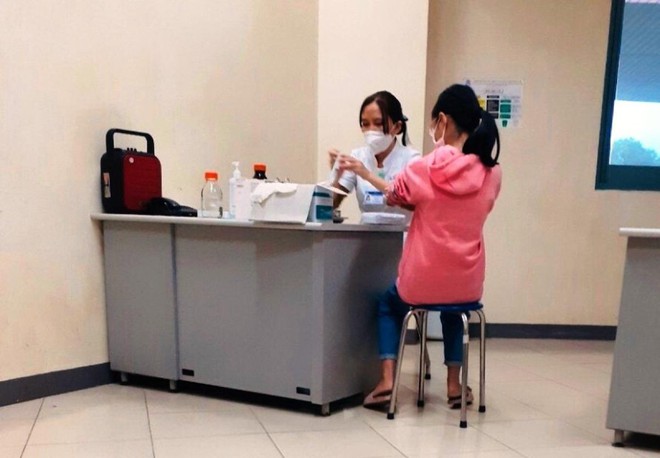 Phụ huynh phản &aacute;nh học sinh ti&ecirc;m 2 mũi vắc xin c&ugrave;ng l&uacute;c, CDC TT-Huế l&ecirc;n tiếng - Ảnh 1.