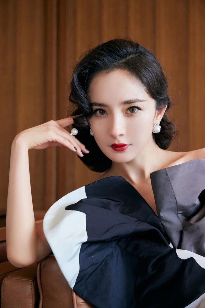 Chỉ với 2 bức ảnh, Dương Mịch lộ r&otilde; qu&aacute; khứ từng dao k&eacute;o, biến mặt vu&ocirc;ng th&agrave;nh mặt V-line thần sầu - Ảnh 5.