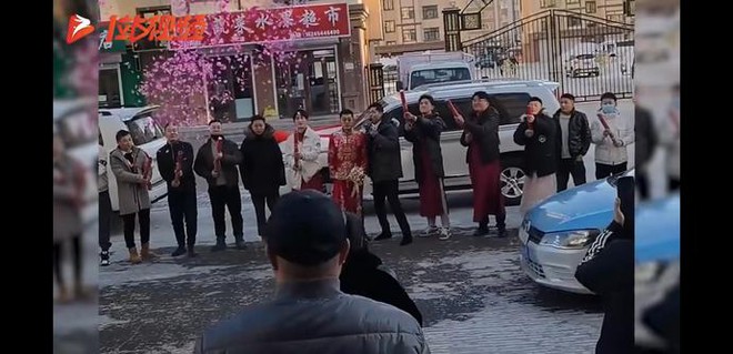H&ocirc;n lễ đang diễn ra, bạn trai cũ của c&ocirc; d&acirc;u xuất hiện với băng r&ocirc;n c&oacute; d&ograve;ng chữ khiến đ&aacute;m cưới trở th&agrave;nh mớ b&ograve;ng bong - Ảnh 1.