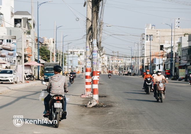 Hàng trăm cột điện bị bỏ quên giữa đường ở Sài Gòn, người dân nín thở luồn lách - Ảnh 13.