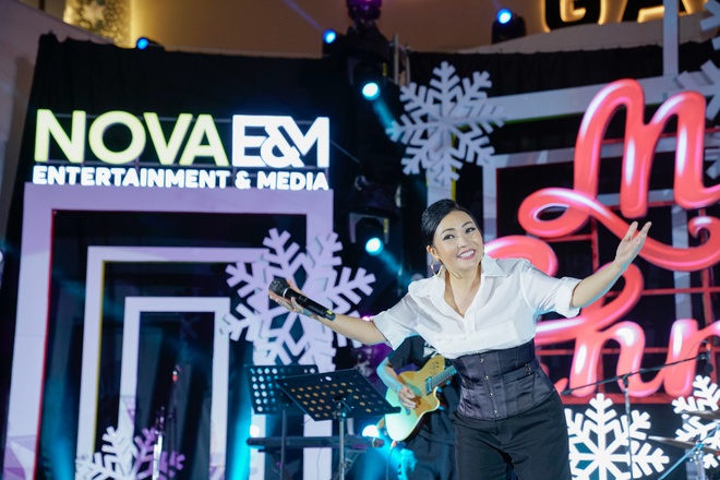 Chill hết nấc với đ&ecirc;m nhạc Xmas tại Novaland Gallery: Lệ Quy&ecirc;n đầy da diết, Trịnh Thăng B&igrave;nh lịch l&atilde;m hết phần - Ảnh 4.