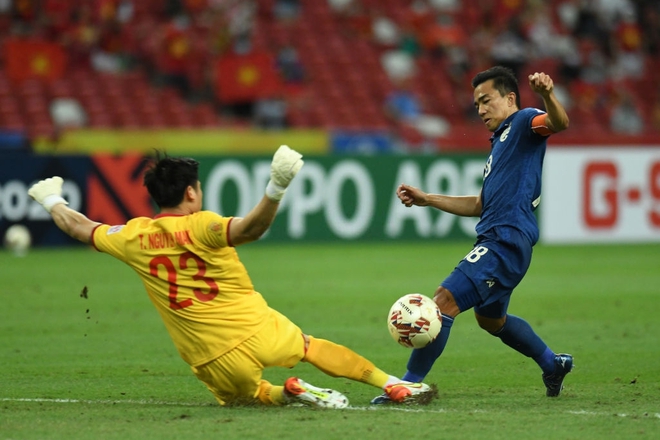 Sai lầm, đen đủi và trọng tài quay lưng: Tuyển Việt Nam để thua 0-2 trước người Thái tại bán kết AFF Cup 2020 - Ảnh 1.