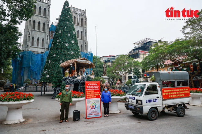 Hà Nội cấm các phương tiện và hạn chế người dân ra vào khu vực Nhà thờ Lớn - Ảnh 1.