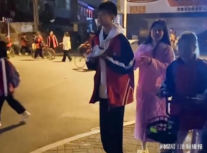 Mẹ hớn hở đến trường đ&oacute;n con tan học, con trai nhất quyết kh&ocirc;ng chịu nhận mẹ v&igrave;&hellip; qu&aacute; trẻ tr&acirc;u - Ảnh 1.