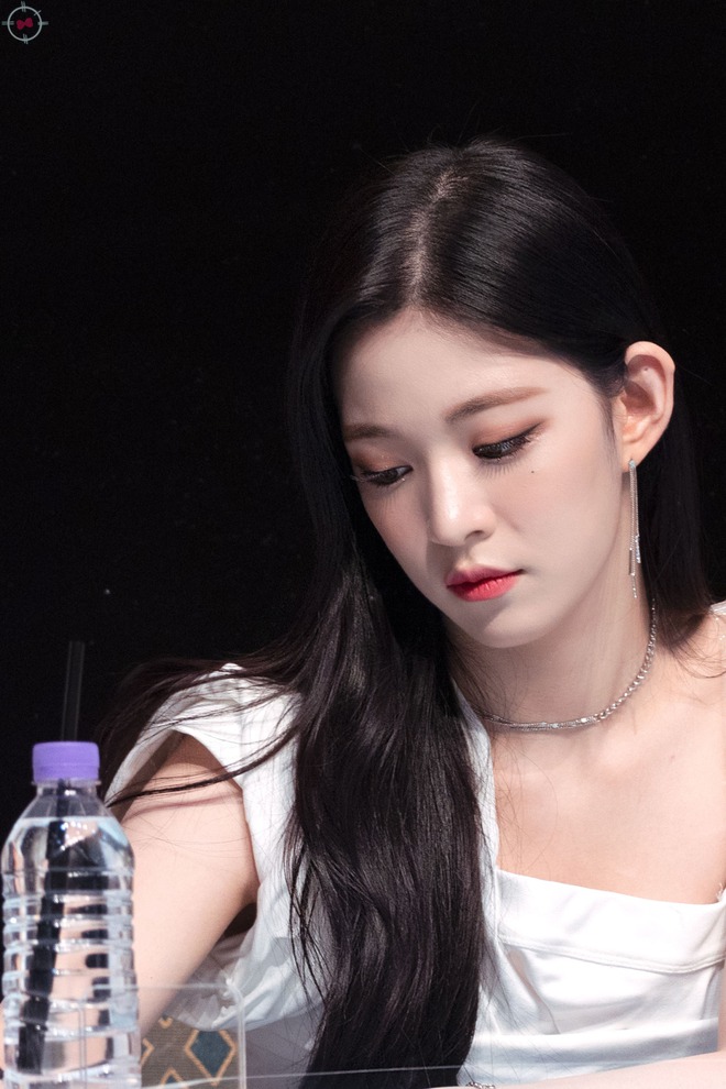 Mỹ nh&acirc;n c&oacute; visual đ&egrave; bẹp BLACKPINK, Red Velvet: Kh&iacute; chất sang trọng tr&ecirc;n s&acirc;n khấu thật kh&ocirc;ng đ&ugrave;a được! - Ảnh 20.