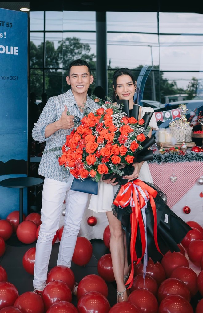 Sao nữ may mắn nhất Noel: Được chồng sắp cưới tặng xe 8 tỷ, tiện ph&aacute;t cẩu lương t&igrave;nh bể b&igrave;nh! - Ảnh 4.