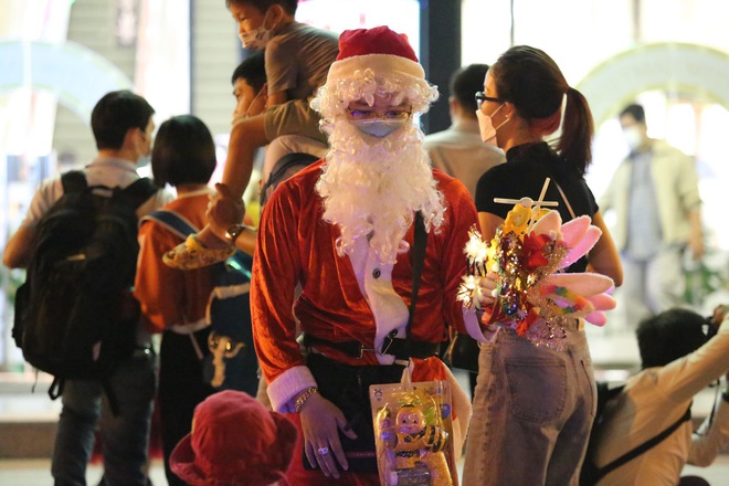 Toàn cảnh không khí đêm Noel 24/12: Người dân cả nước nô nức ra đường, đi lễ nguyện cầu bình an - Ảnh 3.