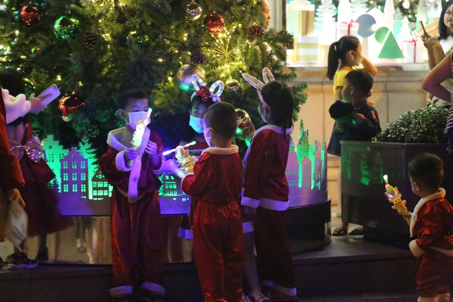 Toàn cảnh không khí đêm Noel 24/12: Người dân cả nước nô nức ra đường, đi lễ nguyện cầu bình an - Ảnh 4.