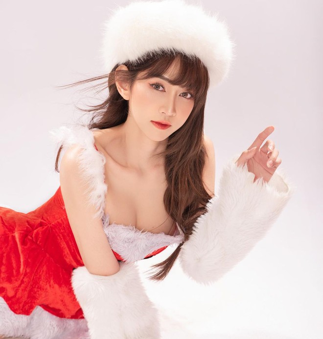 Cuộc chiến khoe ngực mùa Noel: Lê Bống tạo dáng bạo đấy nhưng spotlight xin nhường đối thủ Huyền 2k4 - Ảnh 1. Cuộc chiến khoe ngực mùa Noel: Lê Bống tạo dáng bạo đấy nhưng spotlight xin nhường đối thủ Huyền 2k4 - Ảnh 1.