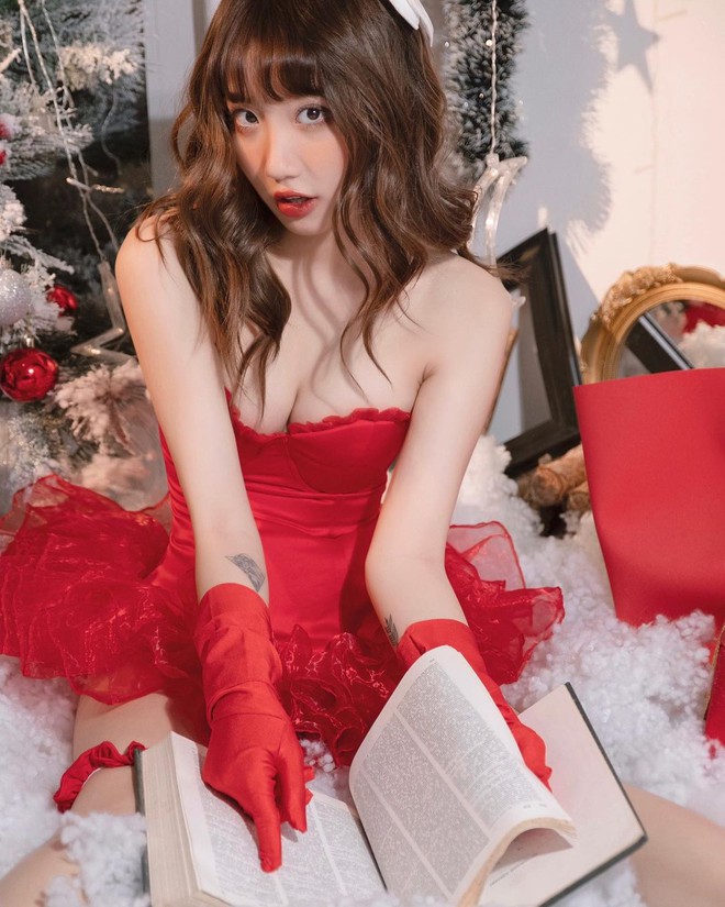 Cuộc chiến khoe ngực mùa Noel: Lê Bống tạo dáng bạo đấy nhưng spotlight xin nhường đối thủ Huyền 2k4 - Ảnh 3. Cuộc chiến khoe ngực mùa Noel: Lê Bống tạo dáng bạo đấy nhưng spotlight xin nhường đối thủ Huyền 2k4 - Ảnh 3.