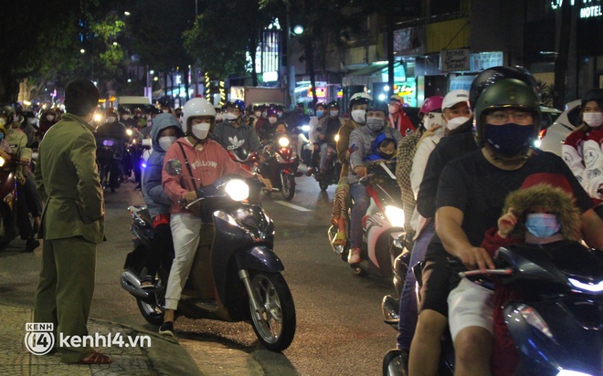 Cập nhật ngay không khí lúc này: Nhiều nhà thờ ở Sài Gòn chật kín người, tuyến đường quanh hồ Gươm ùn tắc - Ảnh 7.