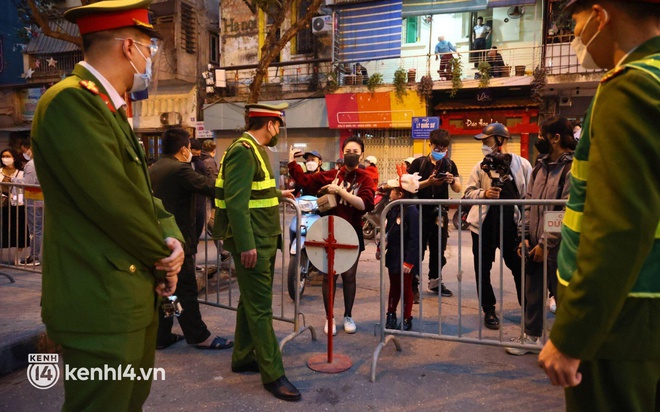 Cập nhật ngay không khí lúc này: Phố đi bộ Nguyễn Huệ chật kín người, đường phố Hà Nội thông thoáng đêm Noel - Ảnh 6.