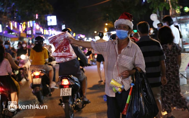 Cập nhật ngay không khí Noel lúc này: Sài Gòn xe cộ đông đúc, người Hà Nội phải test nhanh Covid-19 để vào Nhà thờ Lớn - Ảnh 6.