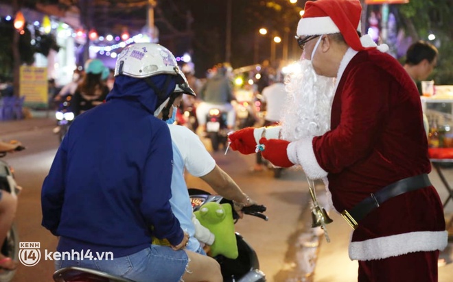 Cập nhật ngay không khí Noel lúc này: Sài Gòn xe cộ đông đúc, người Hà Nội phải test nhanh Covid-19 để vào Nhà thờ Lớn - Ảnh 5.