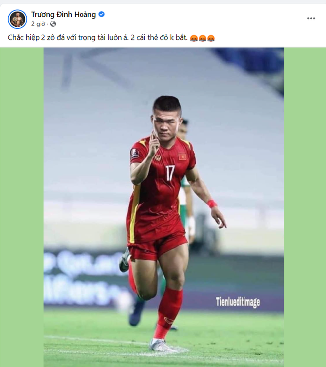 Phẫn nộ khi chứng kiến Việt Nam bị xử &eacute;p, Nam vương boxing Trương Đ&igrave;nh Ho&agrave;ng t&iacute;nh v&agrave;o s&acirc;n đ&aacute; với trọng t&agrave;i - Ảnh 1.