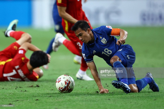 HLV châu Âu khẳng định ĐTVN bất lợi vì trọng tài, đánh giá Quang Hải kém một cầu thủ Thái - Ảnh 2.