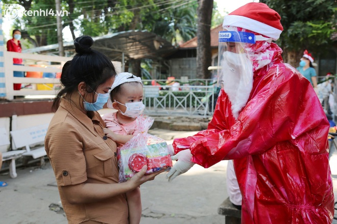 Phố phường trang hoàng lộng lẫy đêm Noel, người dân Hà Nội, Sài Gòn đeo khẩu trang đổ về trung tâm vui chơi, chụp ảnh - Ảnh 4.