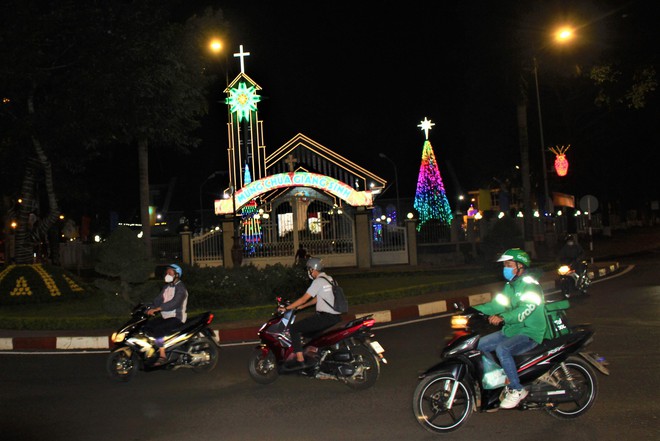 Cập nhật ngay không khí lúc này: Nhiều nhà thờ ở Sài Gòn chật kín người, tuyến đường quanh hồ Gươm ùn tắc - Ảnh 1.