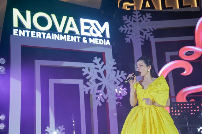Chill hết nấc với đ&ecirc;m nhạc Xmas tại Novaland Gallery: Lệ Quy&ecirc;n đầy da diết, Trịnh Thăng B&igrave;nh lịch l&atilde;m hết phần - Ảnh 1.