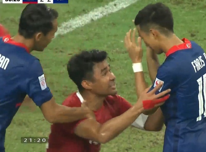 Cầu thủ Indonesia có hành vi phản cảm sau khi đội bạn đá hỏng penalty ở bán kết lượt về AFF Cup 2020 - Ảnh 1.