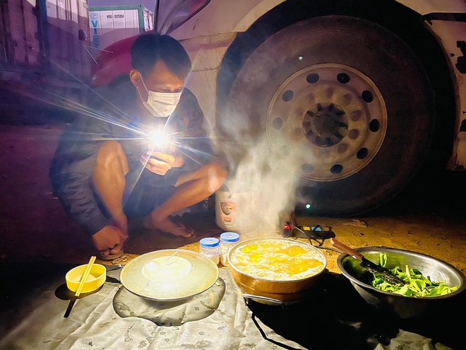Hơn 4000 t&agrave;i xế vạ vật ở Lạng Sơn: Sẽ điều trị miễn ph&iacute; cho người kh&ocirc;ng may mắc Covid-19 - Ảnh 3.