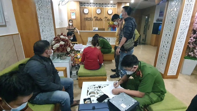 Bất ngờ vụ người phụ nữ tử vong trước kh&aacute;ch sạn - Ảnh 2.