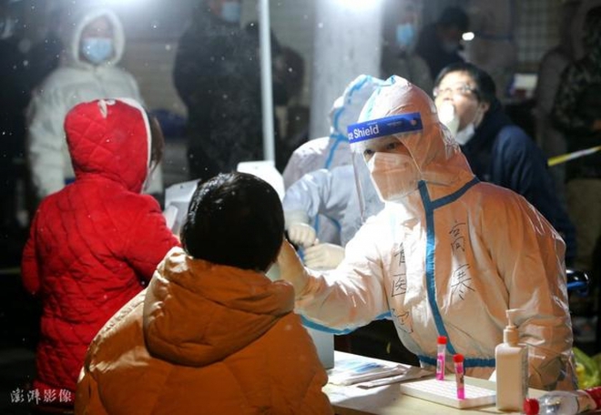 Trung Quốc: Tiêm vaccine Covid-19 hơn 1,2 tỷ người, ca bệnh cộng đồng tăng cao kỷ lục - Ảnh 1.