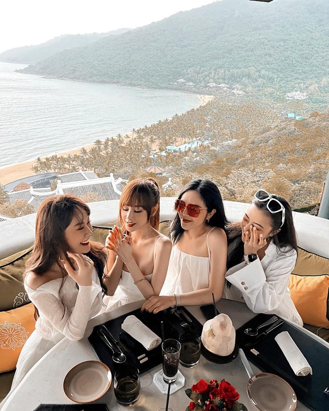 Rộ nghi vấn Karik cầu hôn bạn gái sau khi bị team qua đường phát hiện “còn quen mà giấu kỹ quá”? - Ảnh 2. Rộ nghi vấn Karik cầu hôn bạn gái sau khi bị team qua đường phát hiện “còn quen mà giấu kỹ quá”? - Ảnh 2.