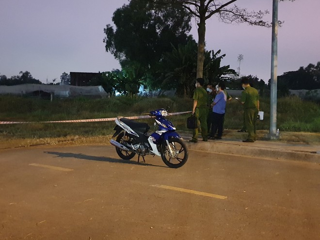 Nam thanh ni&ecirc;n nằm chết b&ecirc;n cạnh chiếc xe m&aacute;y tại b&atilde;i cỏ trong khu c&ocirc;ng nghiệp - Ảnh 2.