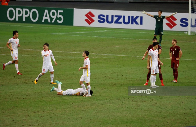 Kh&ocirc;ng chỉ chơi xấu, Theerathon c&ograve;n c&oacute; h&agrave;nh động thiếu t&ocirc;n trọng với Quốc ca Việt Nam - Ảnh 3.