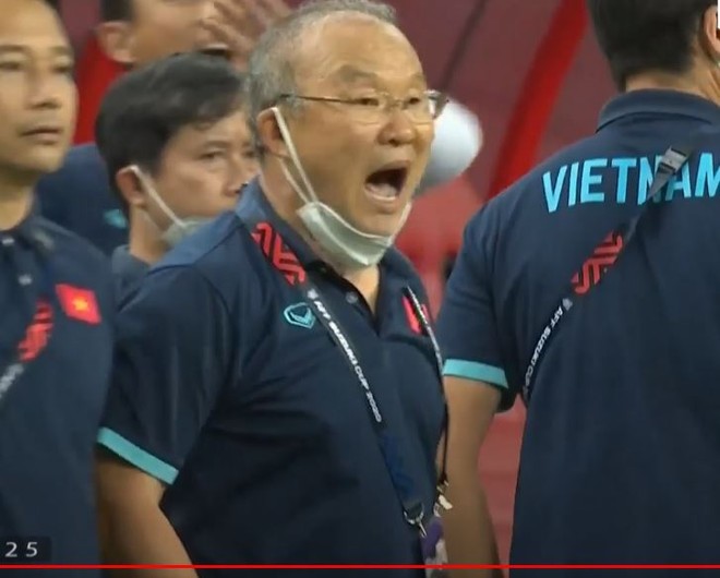 Kh&ocirc;ng chỉ chơi xấu, Theerathon c&ograve;n c&oacute; h&agrave;nh động thiếu t&ocirc;n trọng với Quốc ca Việt Nam - Ảnh 5.