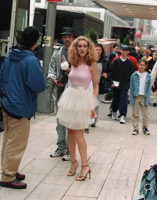 10 outfit đỉnh cao ở Sex and the City, sau 17 năm vẫn là chân lý: Mê mẩn bộ váy báo thù sexy quá cỡ, tình cũ mà thấy là nhớ tới già! - Ảnh 1.