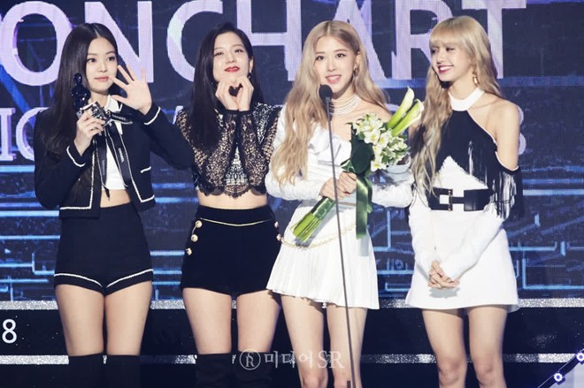 25 nghệ sĩ Kpop nổi nhất YouTube H&agrave;n 2021: BLACKPINK bị t&ecirc;n nh&acirc;n tố mới đẩy khỏi top 3, IU rượt đuổi BTS tranh No.1 - Ảnh 12.