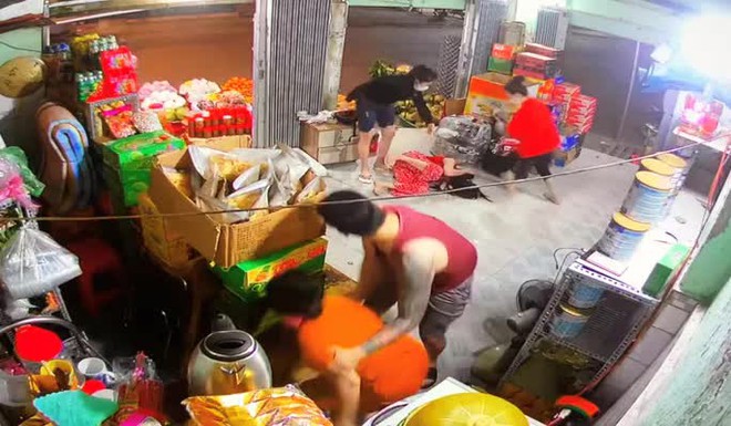 CLIP: Giang hồ ở Tiền Giang lộng hành, đánh đập dã man 1 phụ nữ - Ảnh 2.