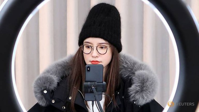 Ông hoàng - bà chúa ngành livestream bán hàng: Kiếm cả nghìn tỷ từ việc khuyên người khác nên mua món đồ nào, xài cái gì để đẹp! - Ảnh 5. Ông hoàng - bà chúa ngành livestream bán hàng: Kiếm cả nghìn tỷ từ việc khuyên người khác nên mua món đồ nào, xài cái gì để đẹp! - Ảnh 5.