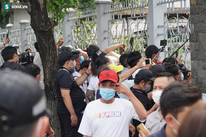 Công an giải tán đám đông vây kín bà Phương Hằng trong vụ xét xử kẻ xin đểu 2 triệu - Ảnh 1.